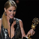 Julie Bowen wins an Emmy in 2011